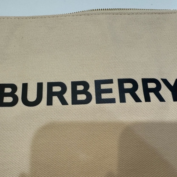 💕Burberry Pouch Wristlet Makeup Cosmetic Bag Beige from LOGO Zippered NEW - Picture 3 of 8